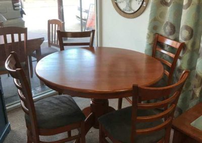 Mustang 5 piece dining suite table size 42” round